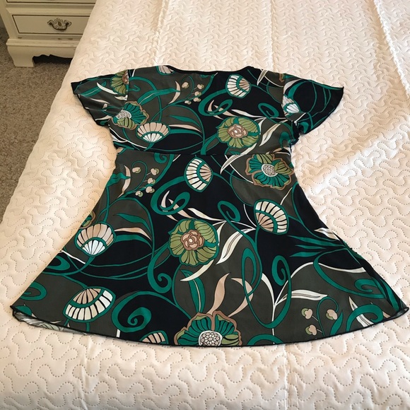 A. Byer V Neck Black and Green Botanical Top - Picture 4 of 13